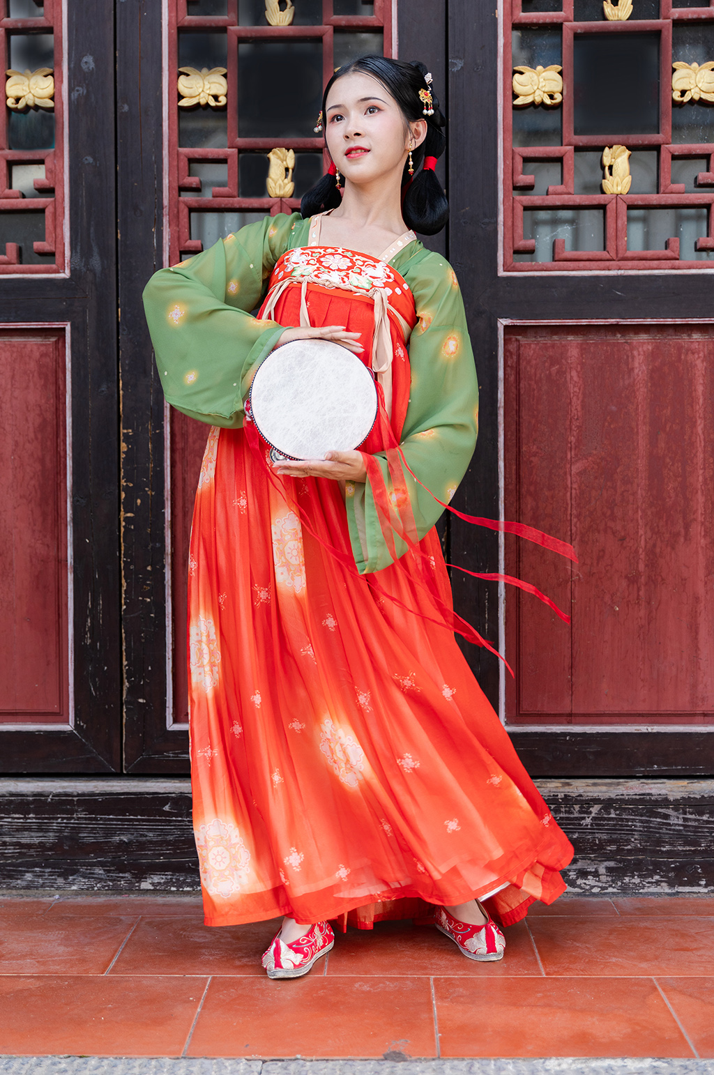 唐制古装汉服女性飘逸手鼓人物摄影图素材
