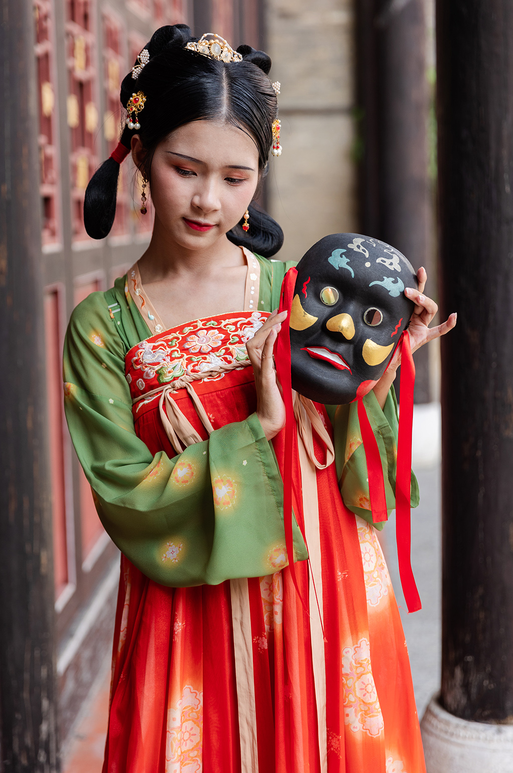 国潮唐制汉服女性国潮面具人物摄影图素材