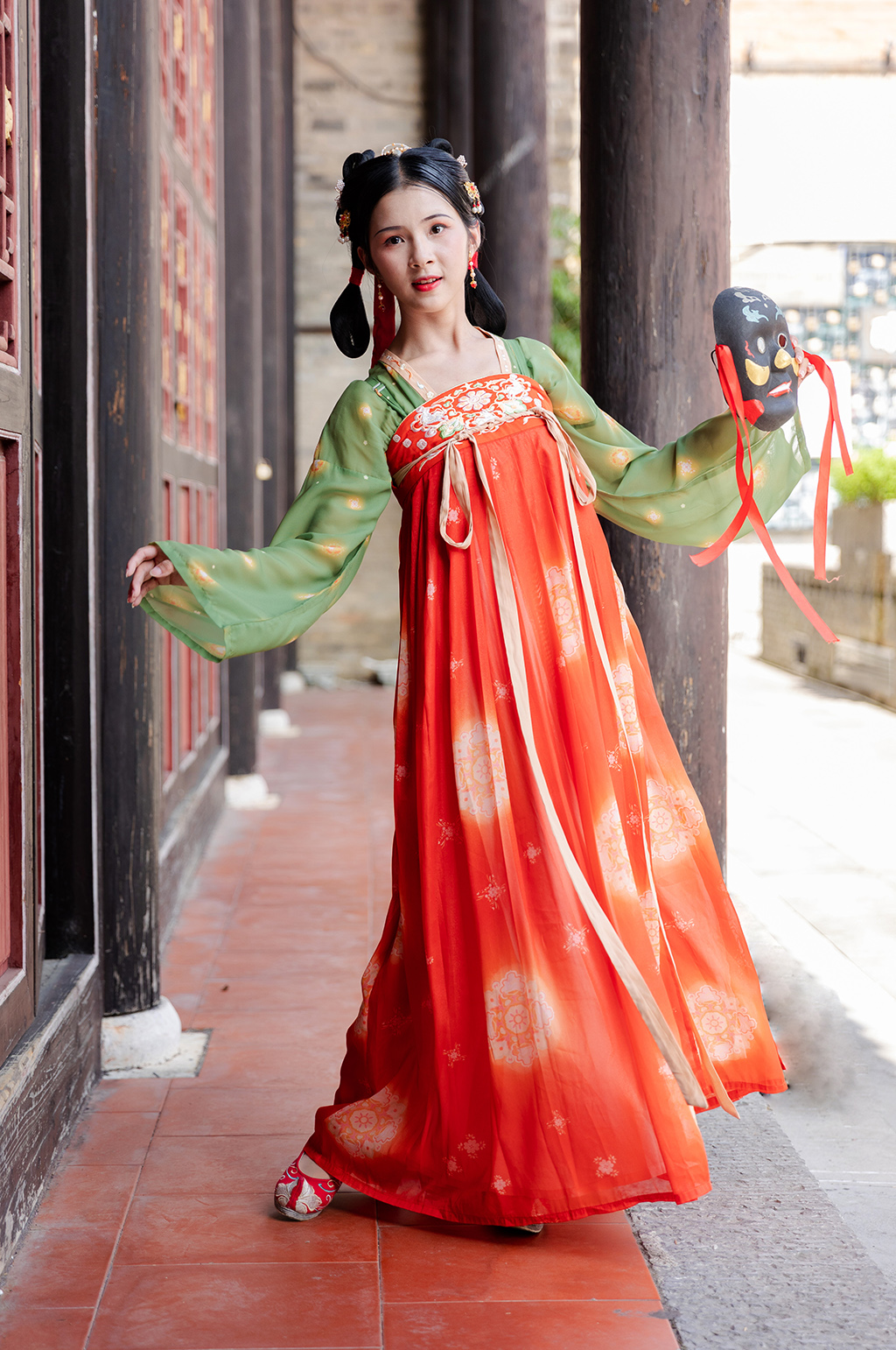 国潮唐制汉服女性翩翩起舞面具人物摄影图素材
