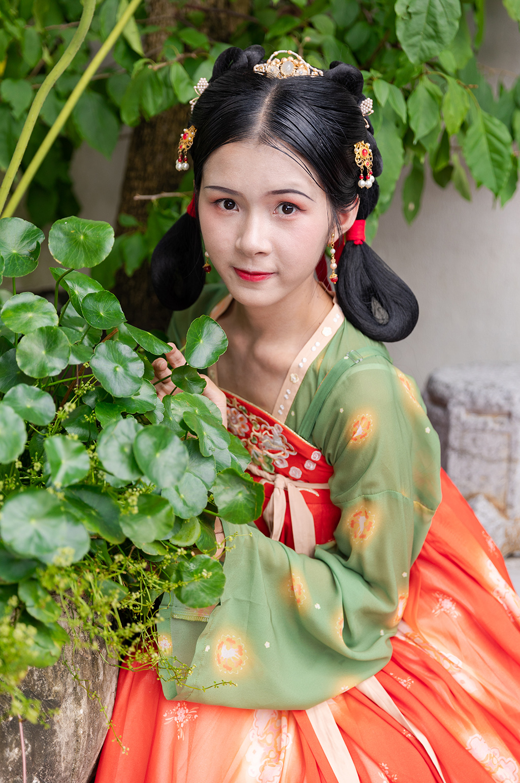 俏皮古装唐制汉服女性铜钱草荷叶人物摄影图素材