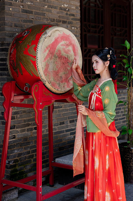 唐制古装汉服女性手拿西瓜人物摄影图