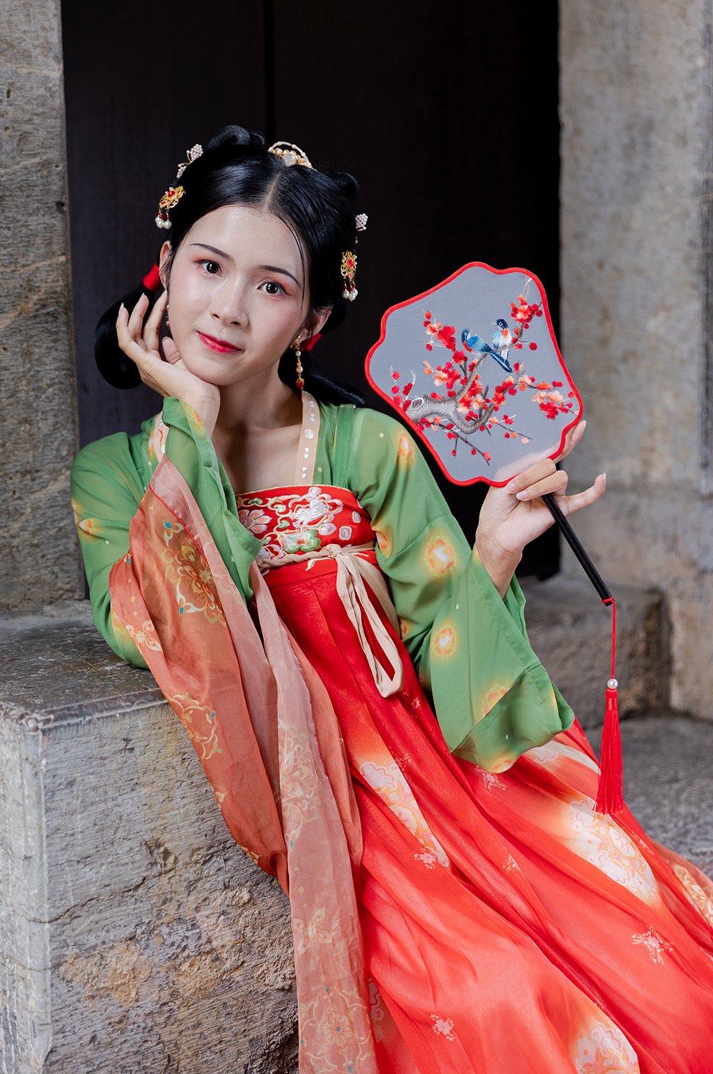 国潮刺绣蒲扇唐制汉服女性站姿人物摄影图素材