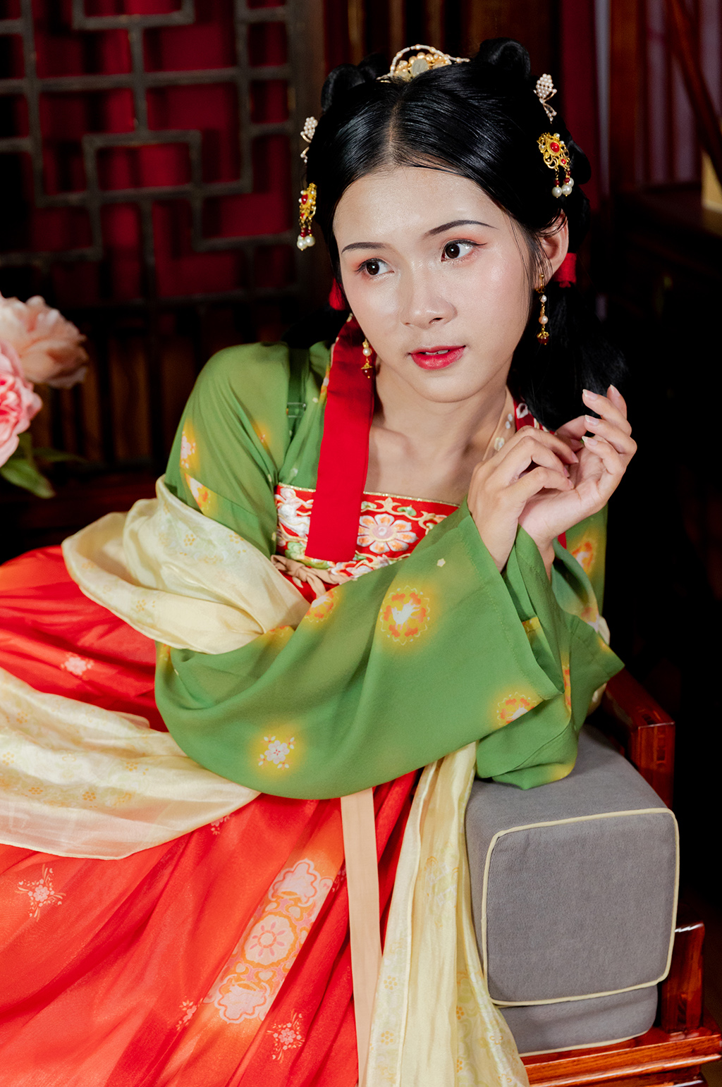 国潮唐制可爱汉服女性人物摄影图素材