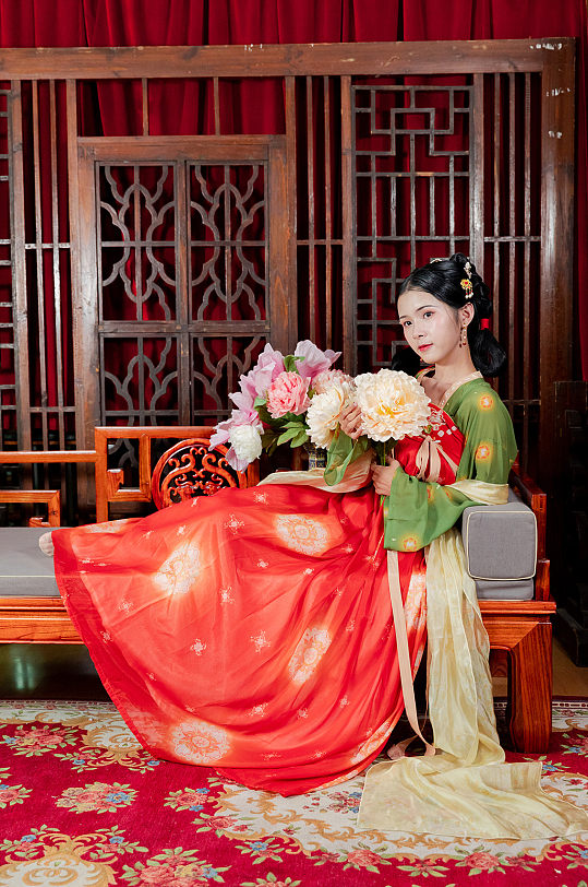 国潮唐制汉服女性中式牡丹花人物摄影图