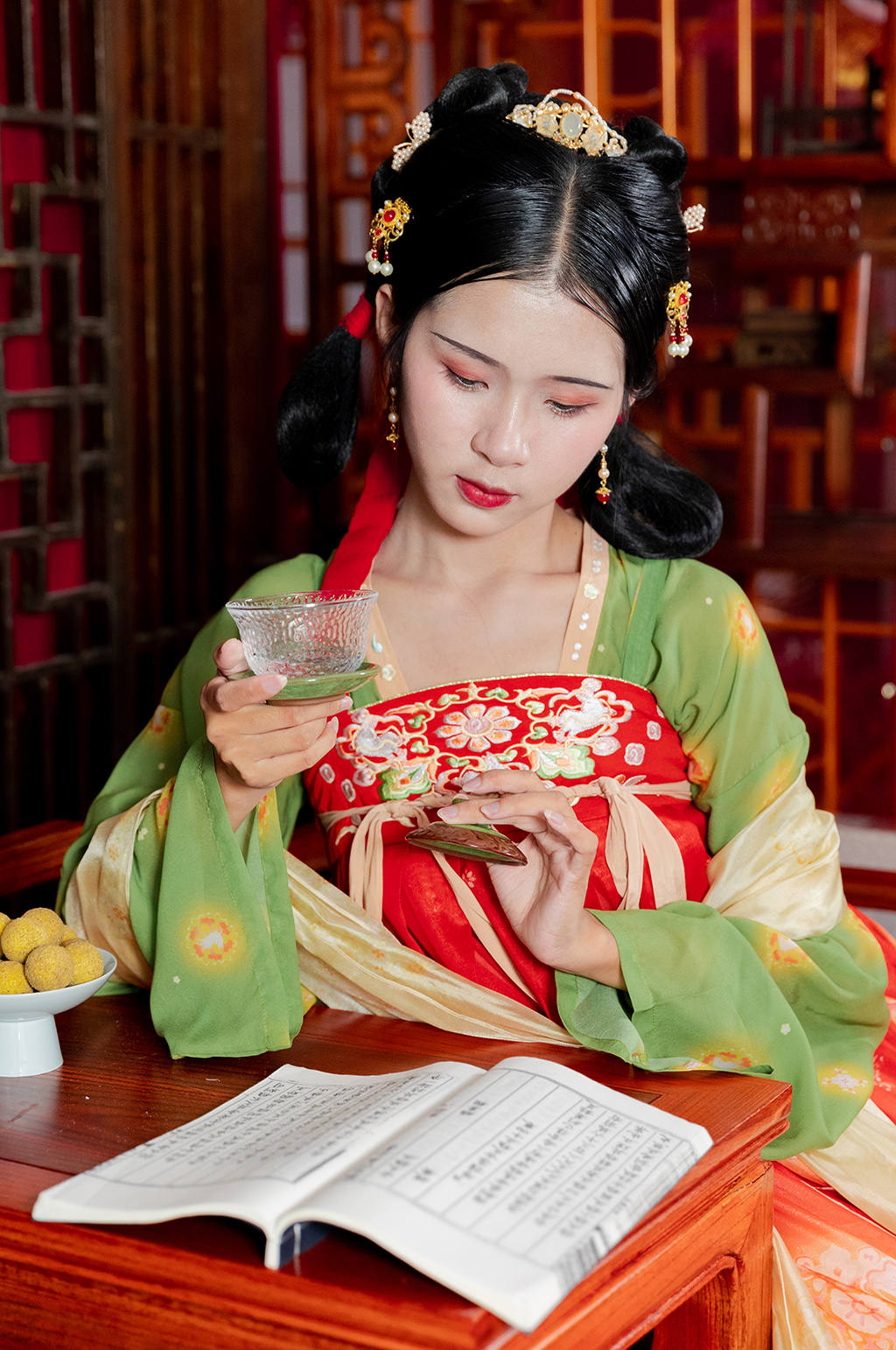 国潮唐制汉服女性茶杯诗词本龙眼人物摄影图素材