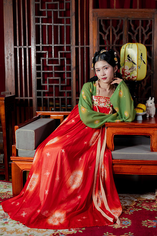 国潮中秋节月饼唐制汉服女性坐姿人物摄影图
