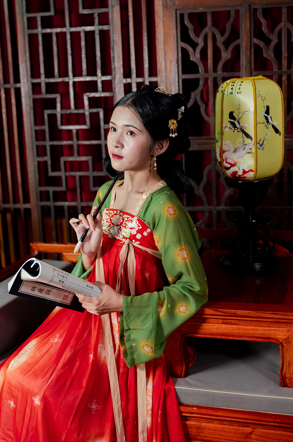 国潮书香诗词唐制汉服女性人物摄影图素材