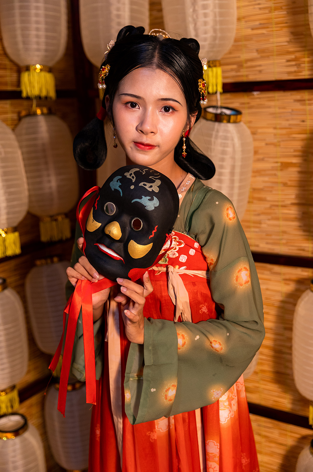国潮古装唐制汉服女性灯笼人物摄影图素材