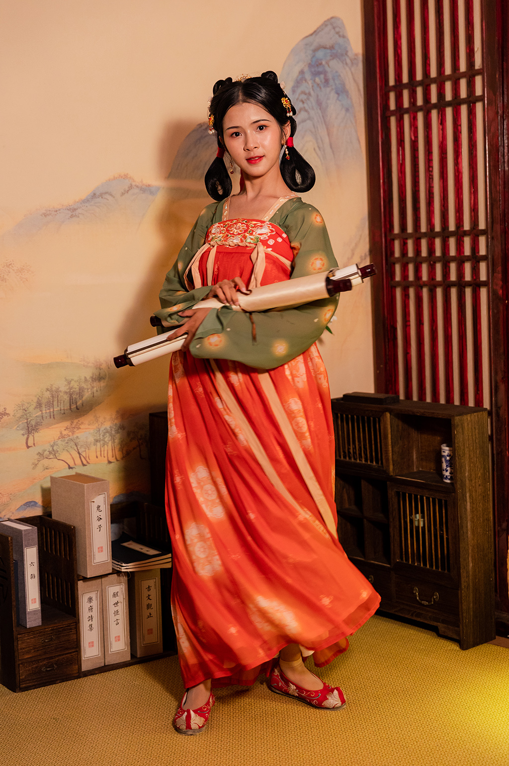 飘逸古装唐制汉服女性卷轴人物摄影图素材
