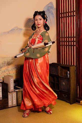 中式古装唐制汉服女性卷轴人物摄影图