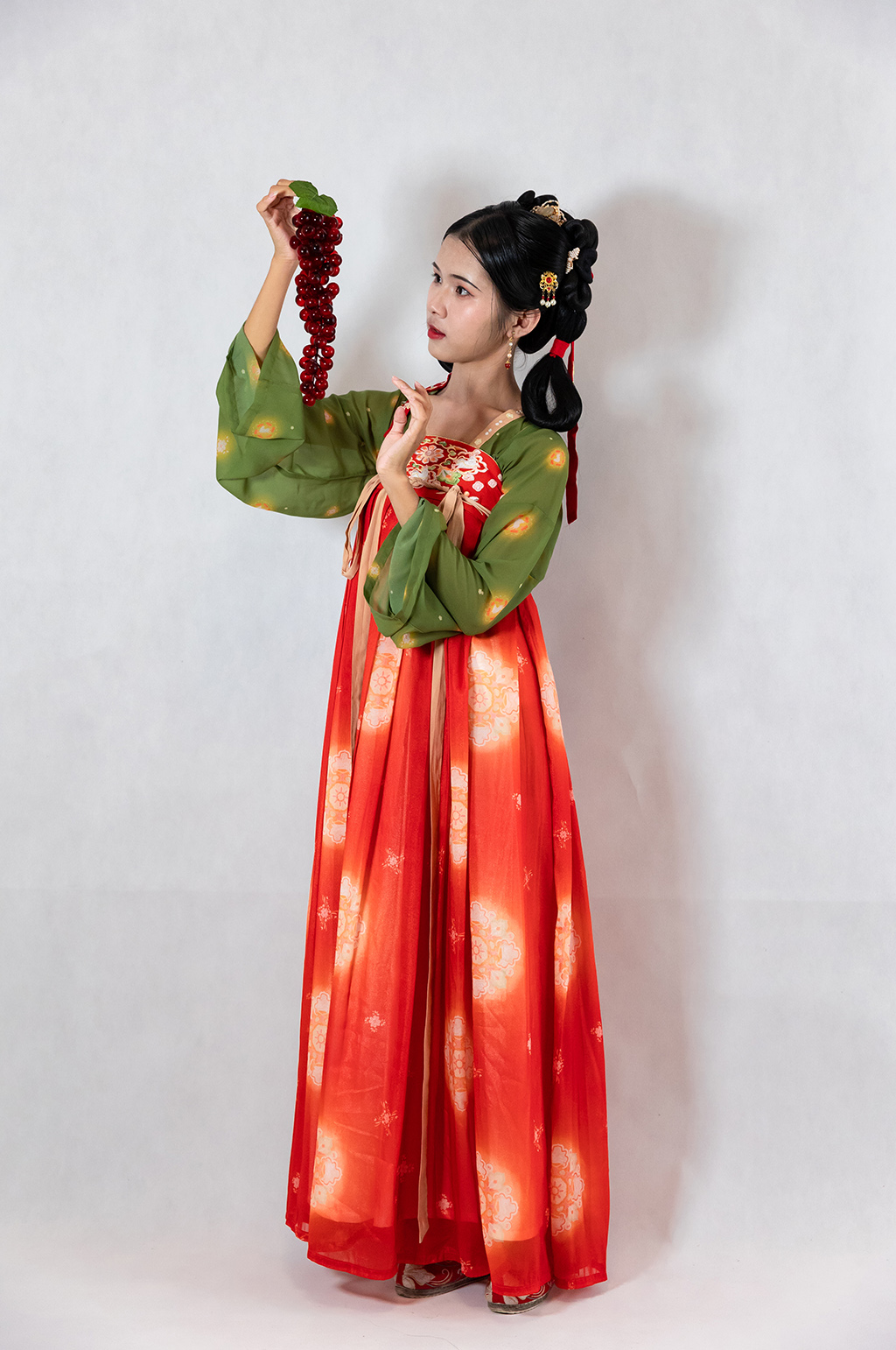 唐制古装汉服女性手拿葡萄坐姿人物摄影图素材