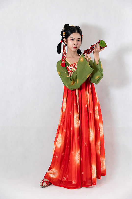 唐制古装汉服女性手拿葡萄人物摄影图