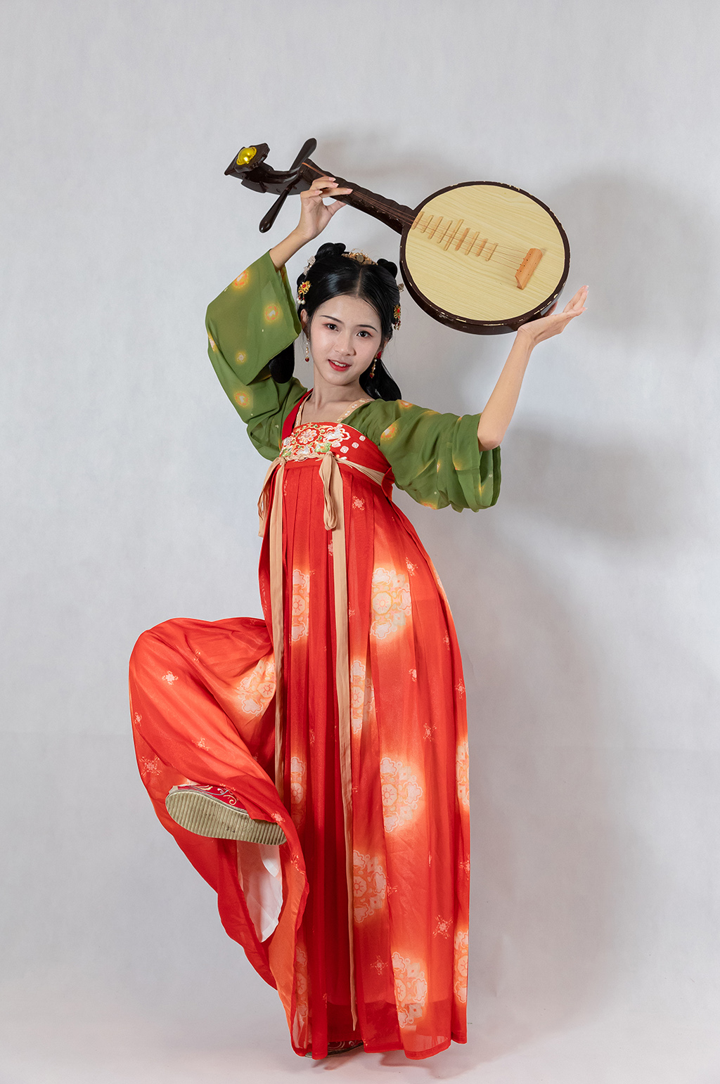 唐制汉服女性月琴站立翩翩起舞人物摄影图素材