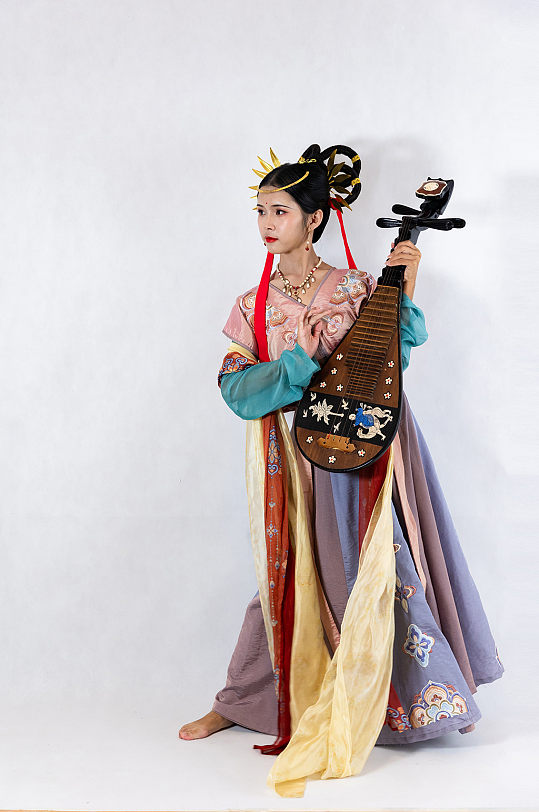 飘逸披帛敦煌反弹琵琶汉服女生人物摄影图片