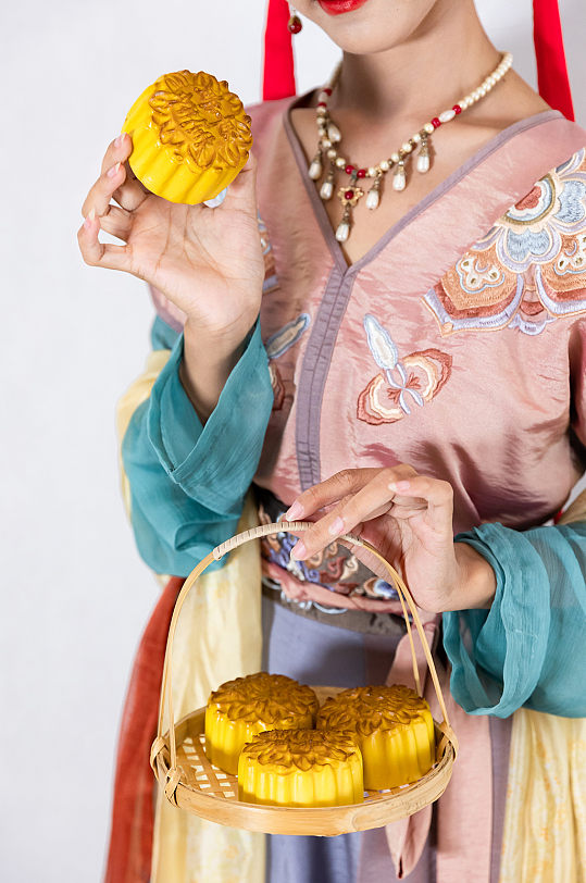 高清国风嫦娥月饼中秋节汉服人物摄影图片