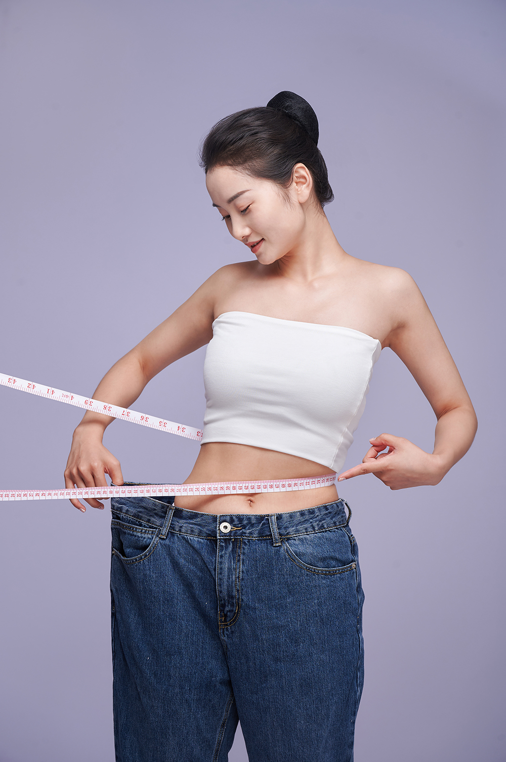 瘦身健康美体女性减肥量尺人物精修摄影图片素材