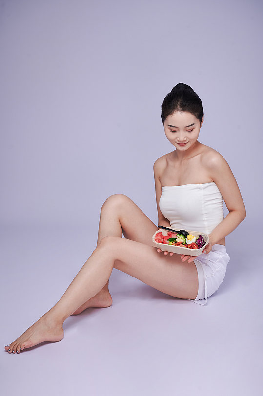 美体女性健康沙拉减肥人物精修摄影图片