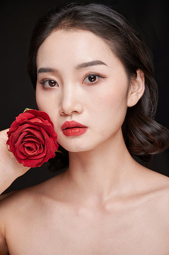 美妆红唇玫瑰美容美肤美妆人物精修摄影图片
