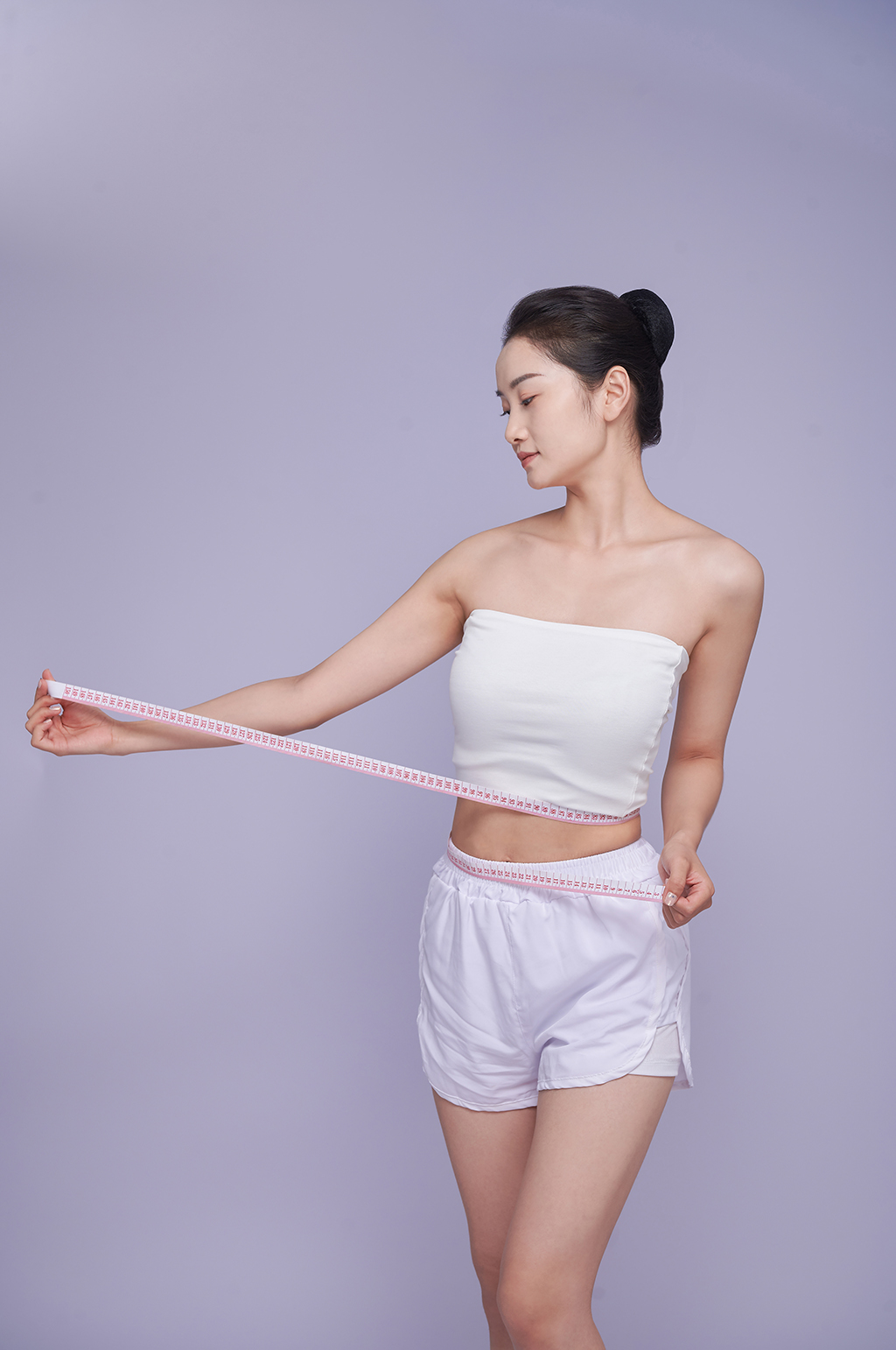 瘦身健康美体女性瑜伽量尺人物精修摄影图片素材