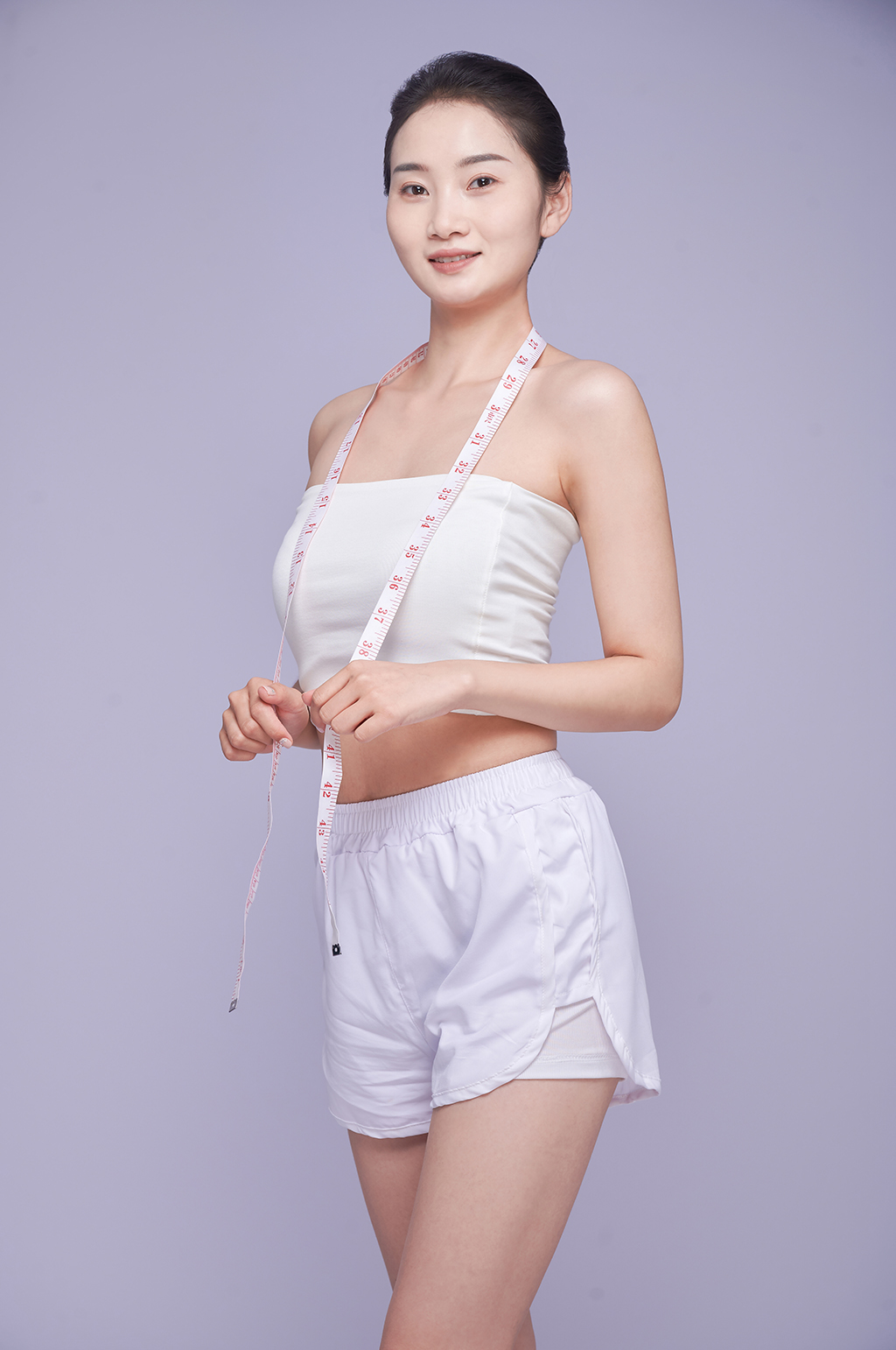 瘦身健康美体女性减肥量尺人物精修摄影图片素材