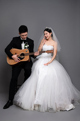 弹吉他婚纱照婚礼男女人物精修摄影图