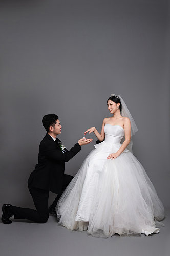 求婚婚戒婚纱照婚礼男女人物精修摄影图