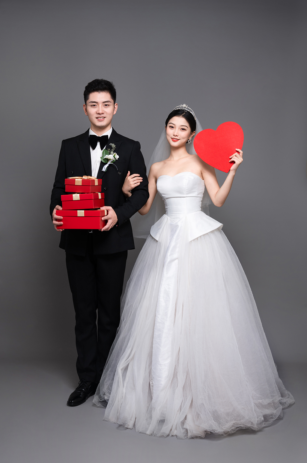 爱心礼物婚纱照婚礼人物精修摄影图素材