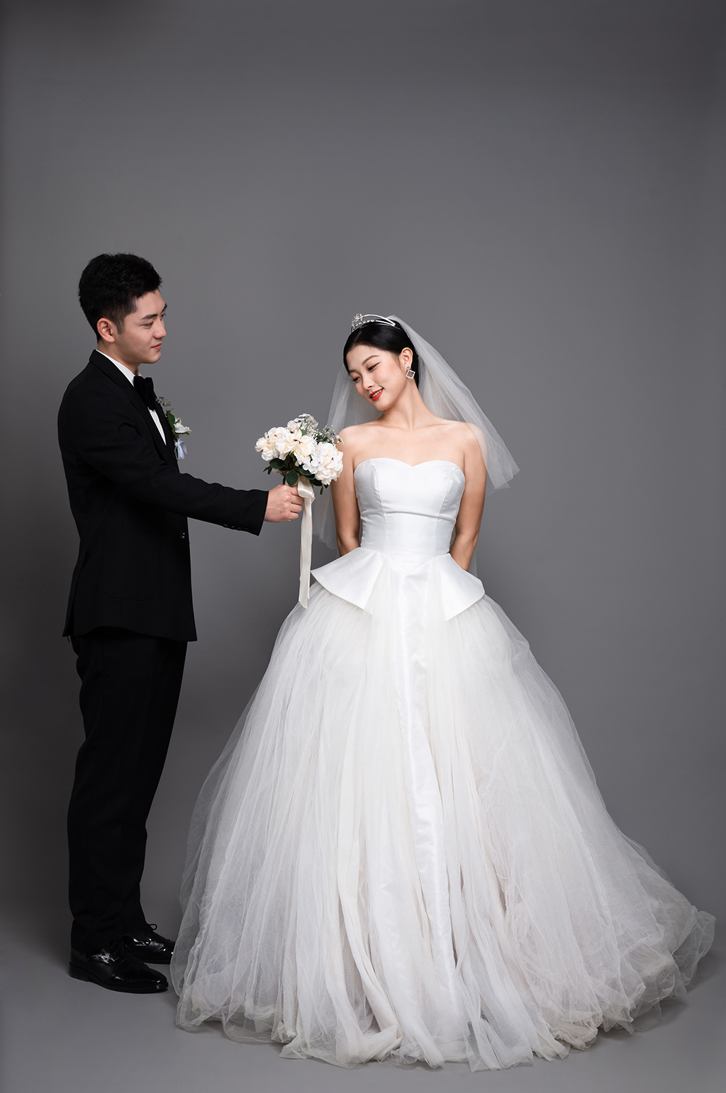 唯美新娘手捧花婚纱照婚礼人物精修摄影图素材