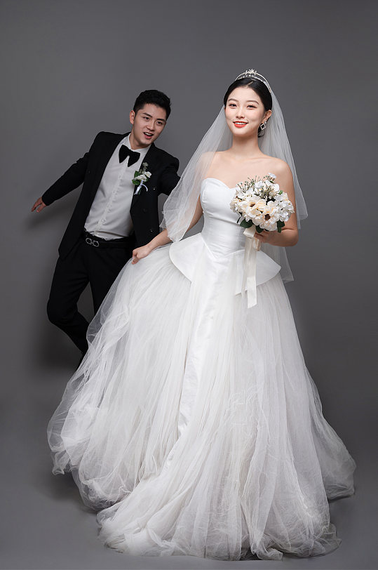 奔跑新娘新郎婚纱照婚礼人物精修摄影图