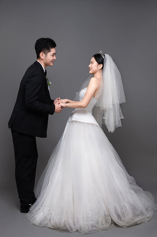 新郎新娘白色婚纱照婚礼人物精修摄影图