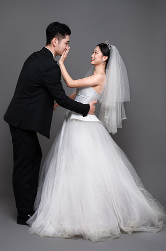 牵手婚纱照婚礼男女人物精修摄影图
