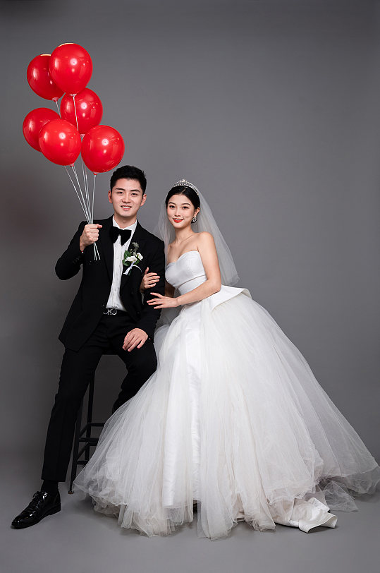 红色气球西服婚纱照婚礼人物精修摄影图
