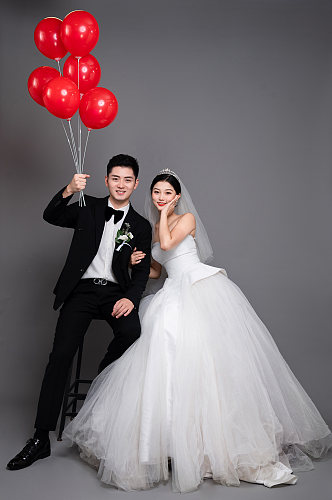 幸福气球西服婚纱照婚礼人物精修摄影图