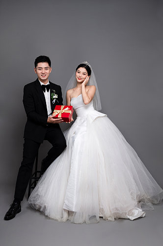 红色礼盒西服婚纱照婚礼男女人物精修摄影图