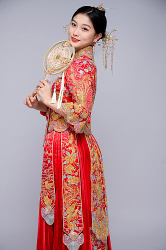 蒲扇中式秀禾服婚纱照女性人物精修摄影图