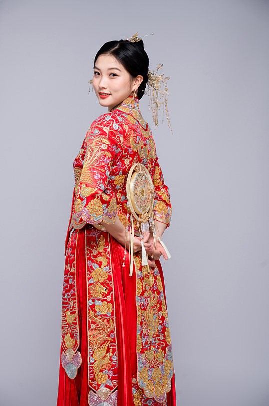 喜庆中式新娘秀禾服婚纱照人物精修摄影图