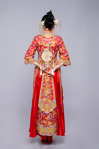 秀禾服蒲扇中式婚纱照人物精修摄影图