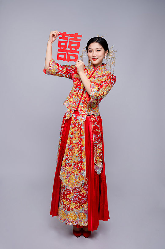 红色双喜凤冠中式婚纱照人物精修摄影图