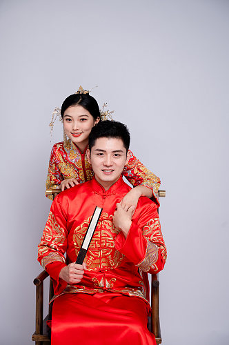 红色传统中式婚纱照男女人物精修摄影图