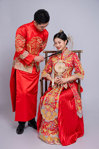 红色秀禾服中式婚纱照男女人物精修摄影图