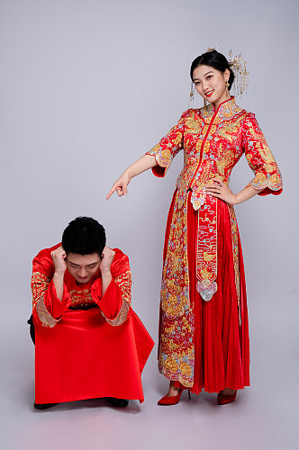 搞怪中式秀禾服婚纱照男女人物精修摄影图