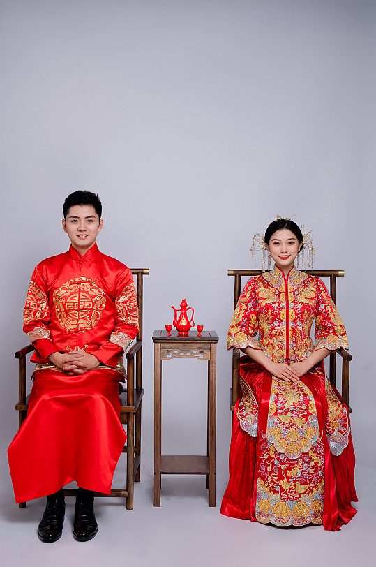 端庄坐姿秀禾服婚纱照男女人物精修摄影图-众图网