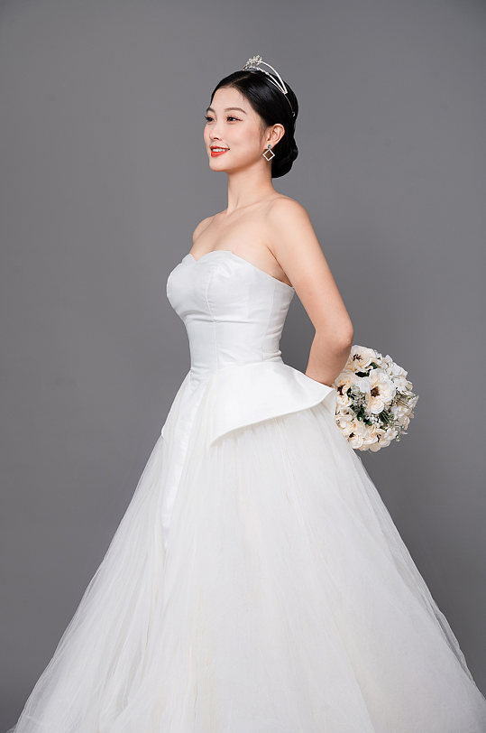 高级手捧花婚纱照婚礼女性人物精修摄影图-众图网