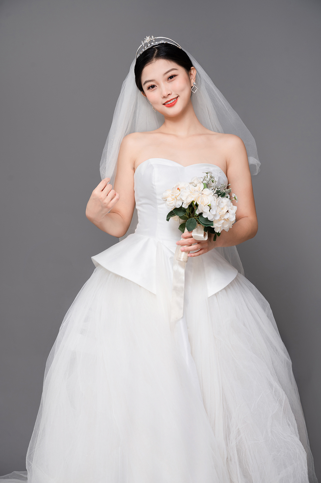 端正新娘手捧花婚纱照婚礼人物精修摄影图素材