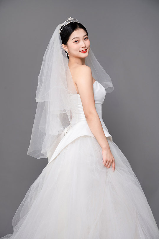 白色头纱婚纱照婚礼女性背影人物精修摄影图