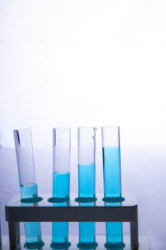玻璃管试剂医疗化学实验西医医疗物品摄影图