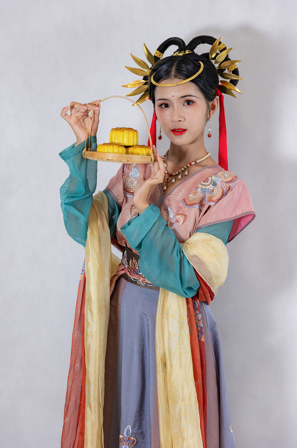 月饼玉兔敦煌中秋节汉服人物摄影精修图片素材