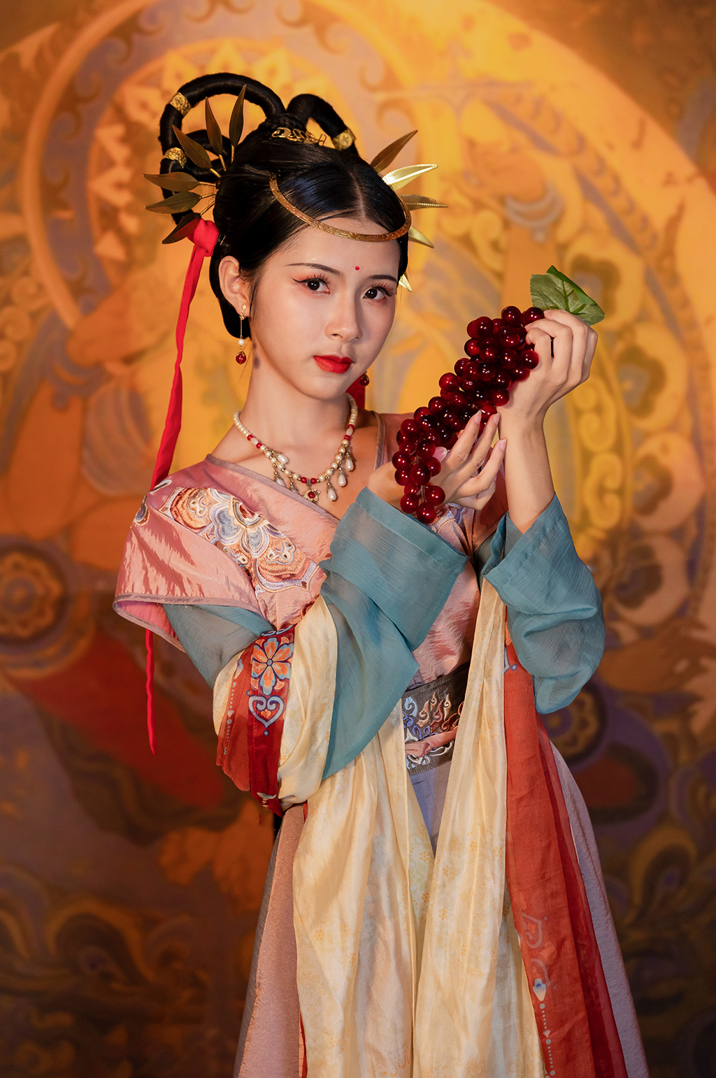 葡萄壁画敦煌汉服人物摄影精修图片素材