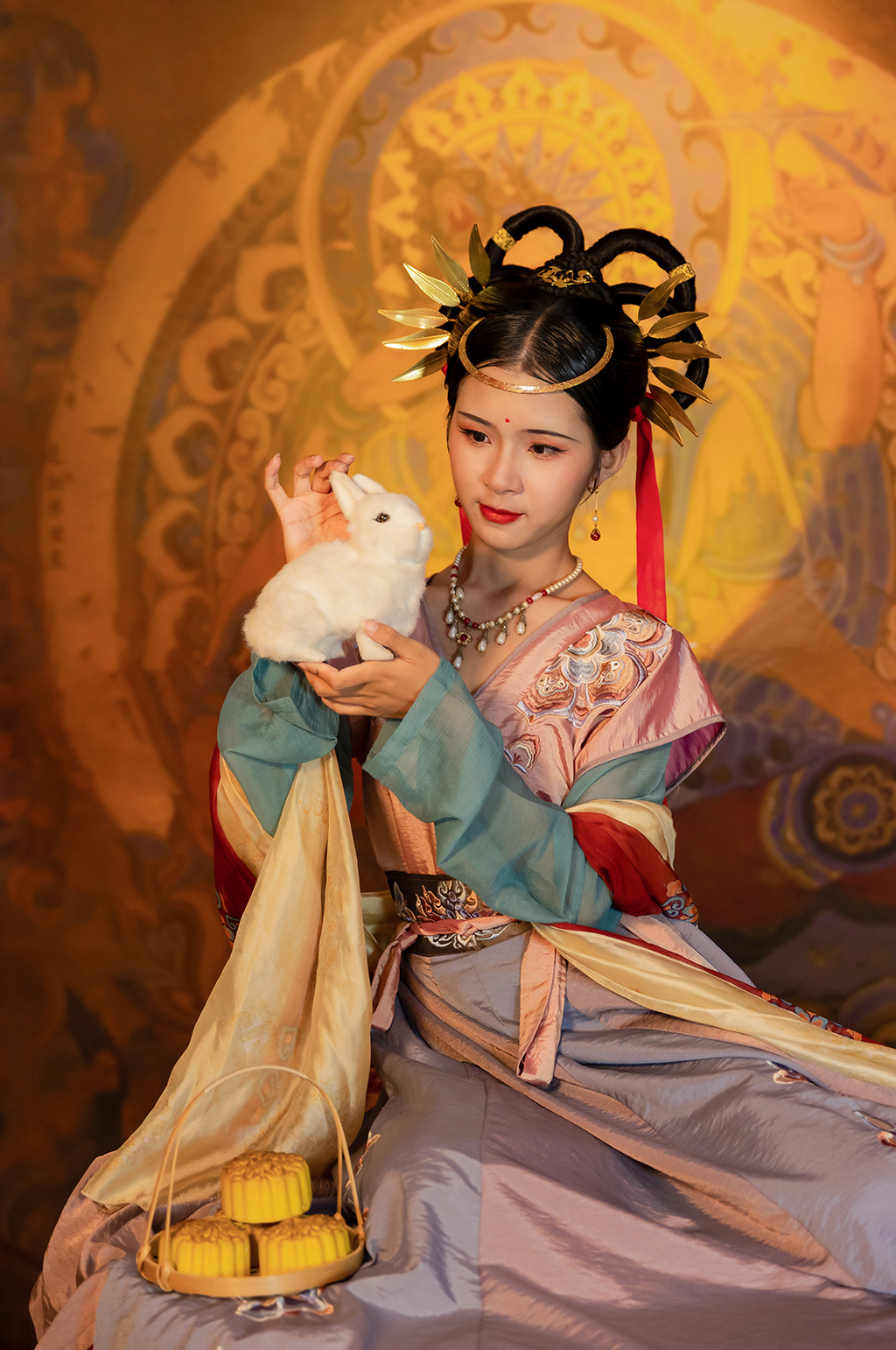 玉兔赏月中秋节敦煌汉服人物摄影精修图片素材