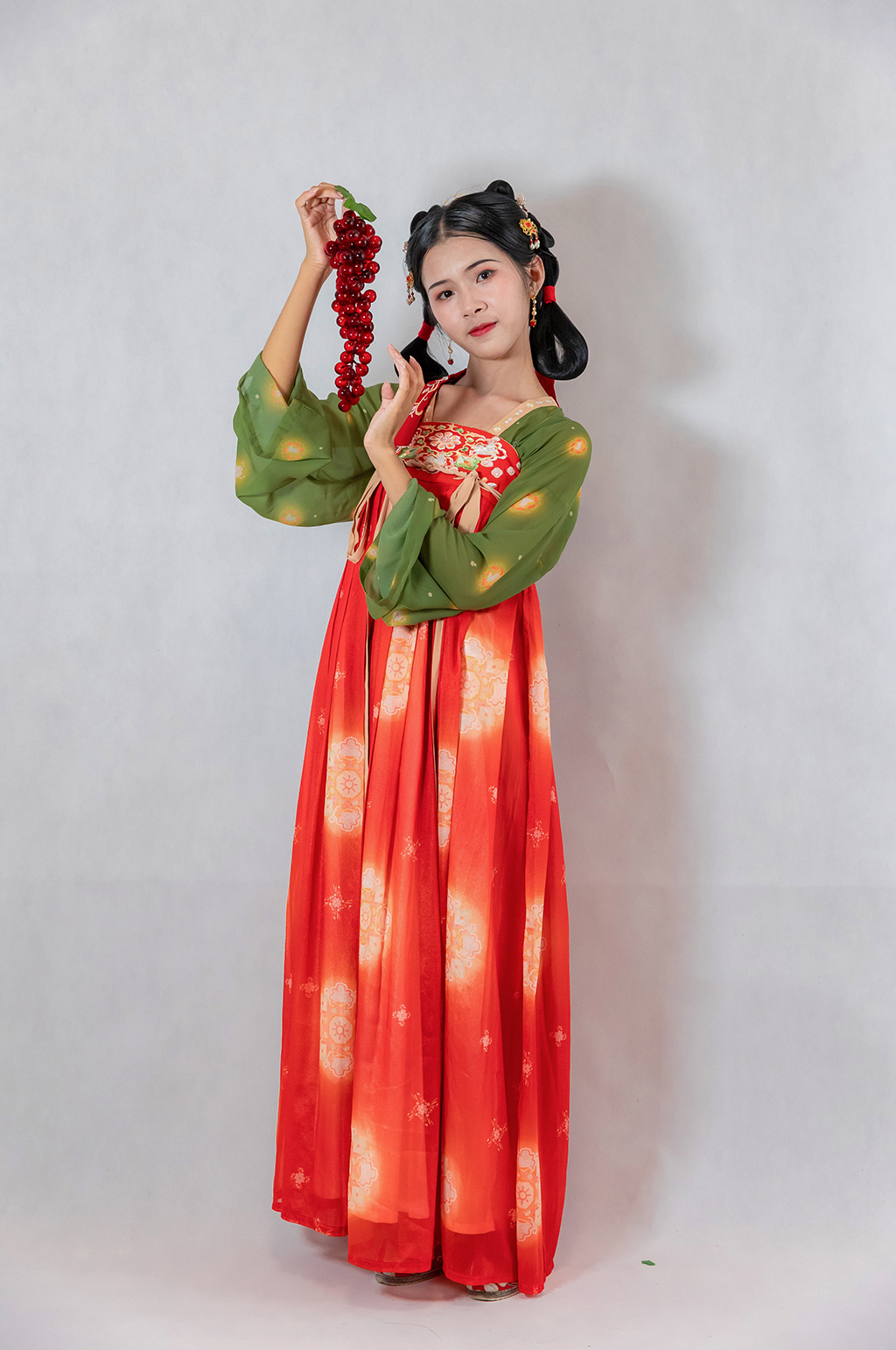 葡萄唐制汉服美女人物摄影精修图片素材